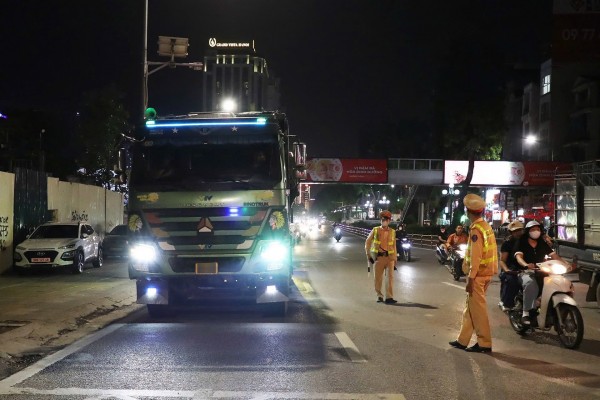 CSGT Hà Nội xử lý nhiều trường hợp xe quá tải, xử phạt gần 120 triệu đồng